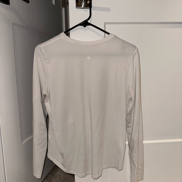 Excellent condition, lululemon, size 6, long sleeve T shirt. No stains or imper - Picture 1 of 6